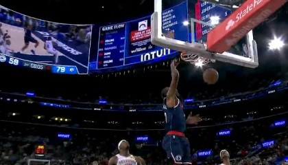 九游电脑版-伦纳德抢断反击单臂滑翔劈扣拿19分，快船追至落后雷霆20分